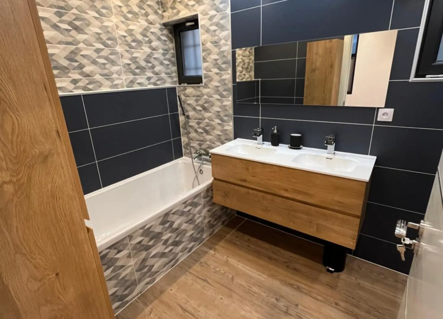 Logement Spacieux Avec Jacuzzi Le Bourgeat France