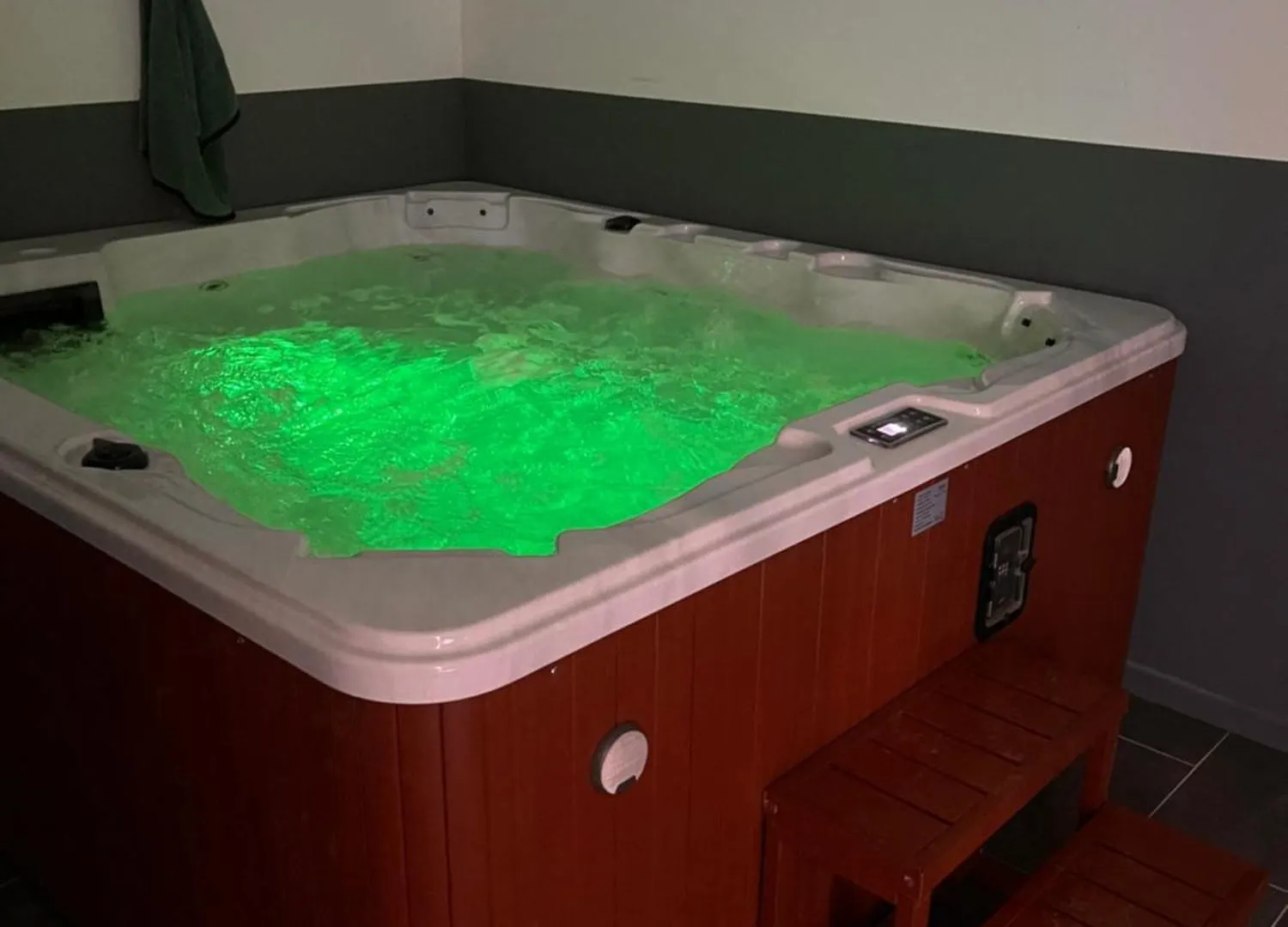 Logement Spacieux Avec Jacuzzi Le Bourgeat Apartment