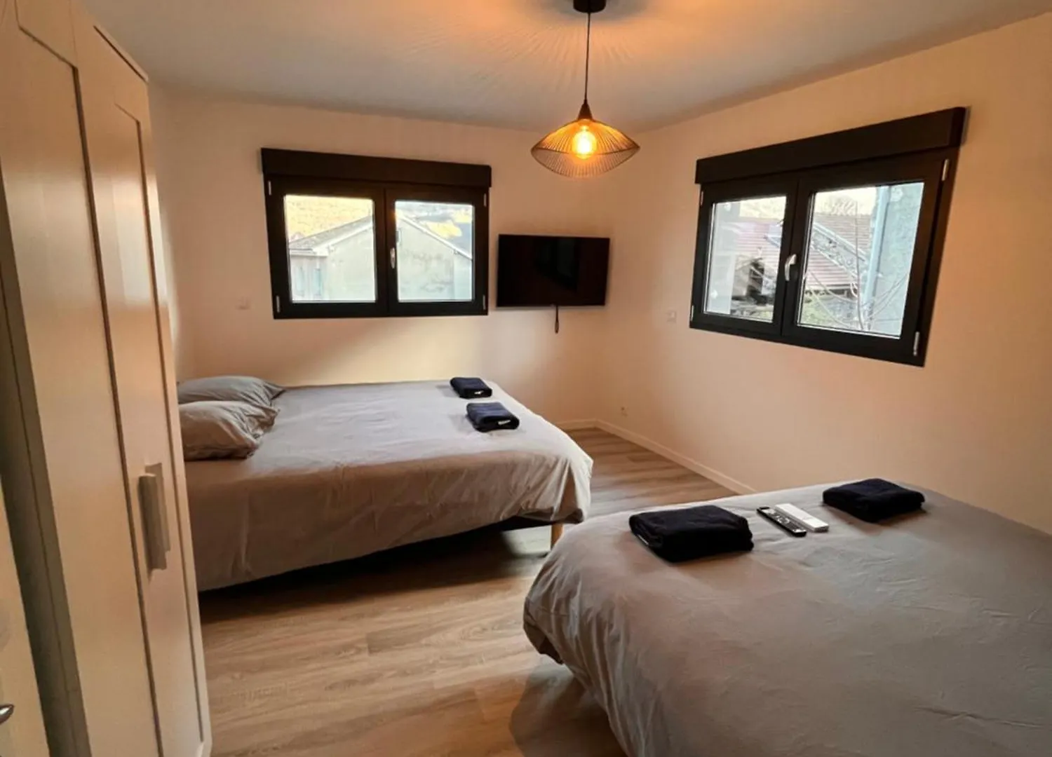 Logement Spacieux Avec Jacuzzi Le Bourgeat Apartment